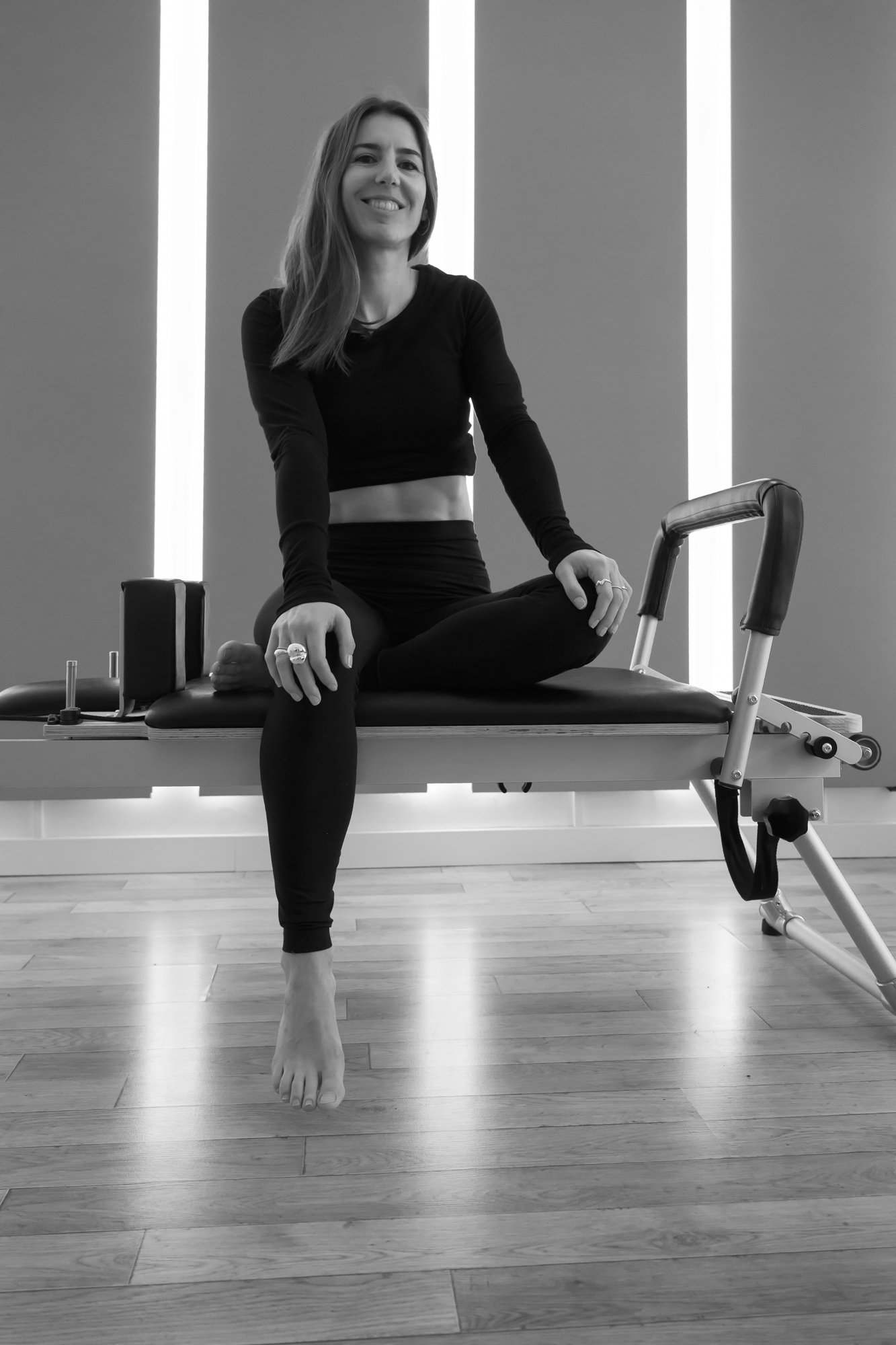 Marion Picenni, souriante, assise sur un Reformer